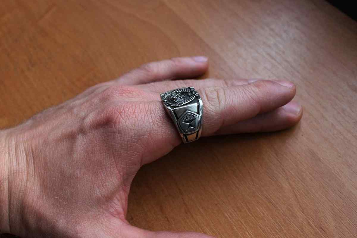 Як вибрати екрекційний перстень для чоловіка