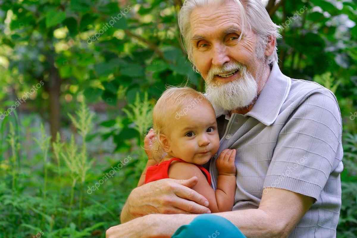 Дедушка и внучка в лесу. Дедушка и внучка. Дедушка с внучкой на руках. Дедушка с маленькой внучкой. Знаменитые дедушки.