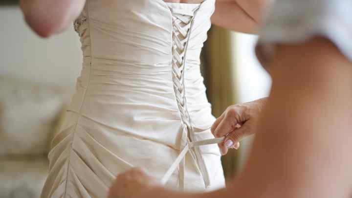 Весільні прикмети: чому не можна міряти чужу весільну сукню