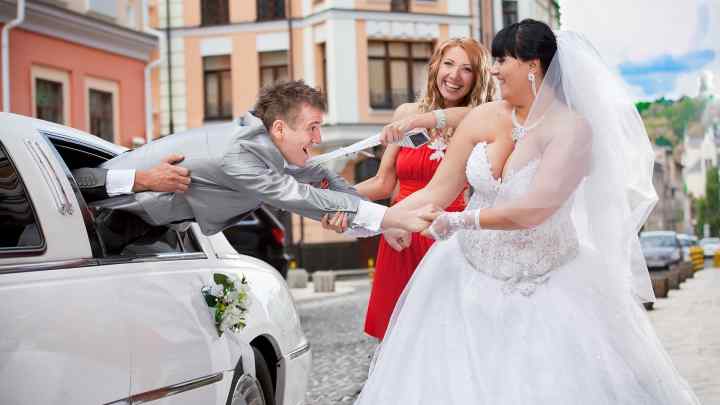 Що змушує наречену тікати з весілля