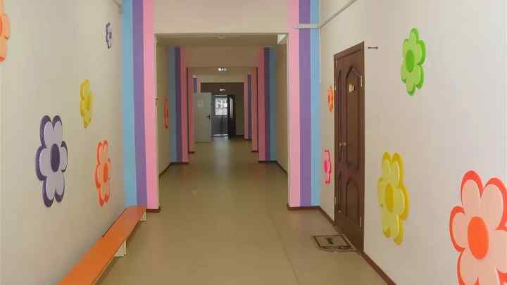 Як оформити коридор у дитячому садку