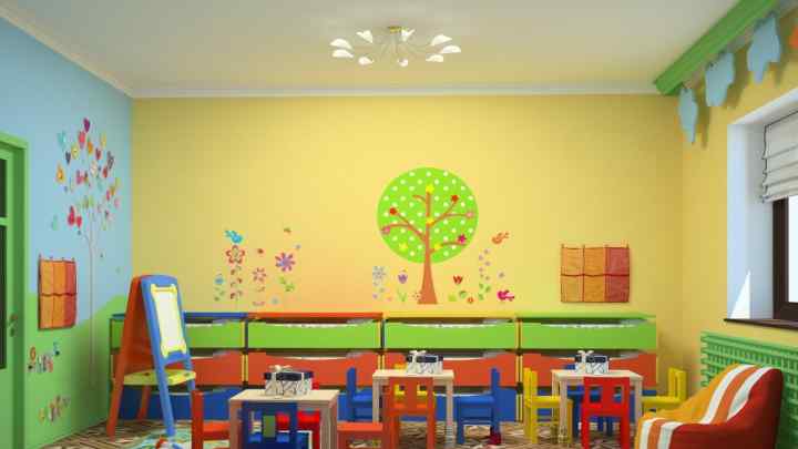Оформлення стіни в дитячому садку: райдужна група