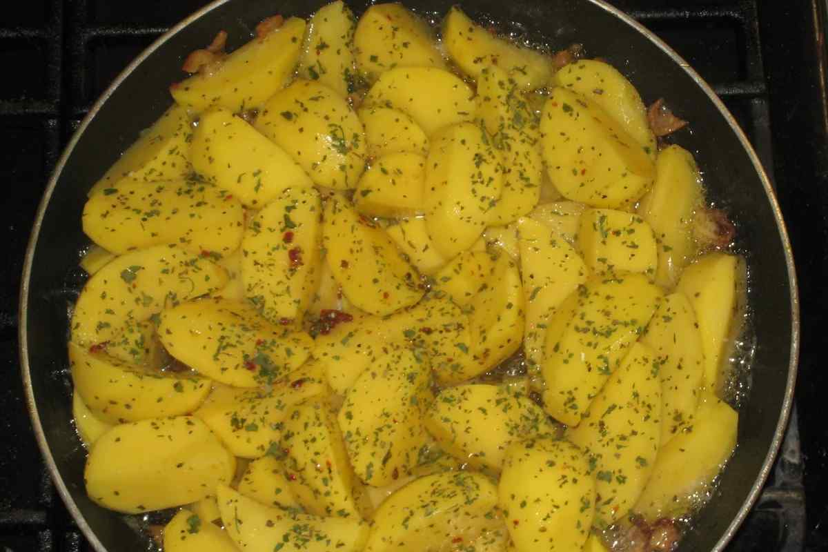 Як посмажити картоплю з рум 'яною корочкою на сковороді