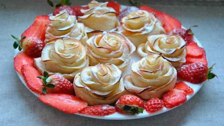 Троянди з яблучних ломтиків у тісті