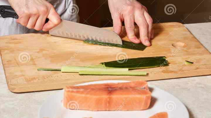Як різати рибу для суші