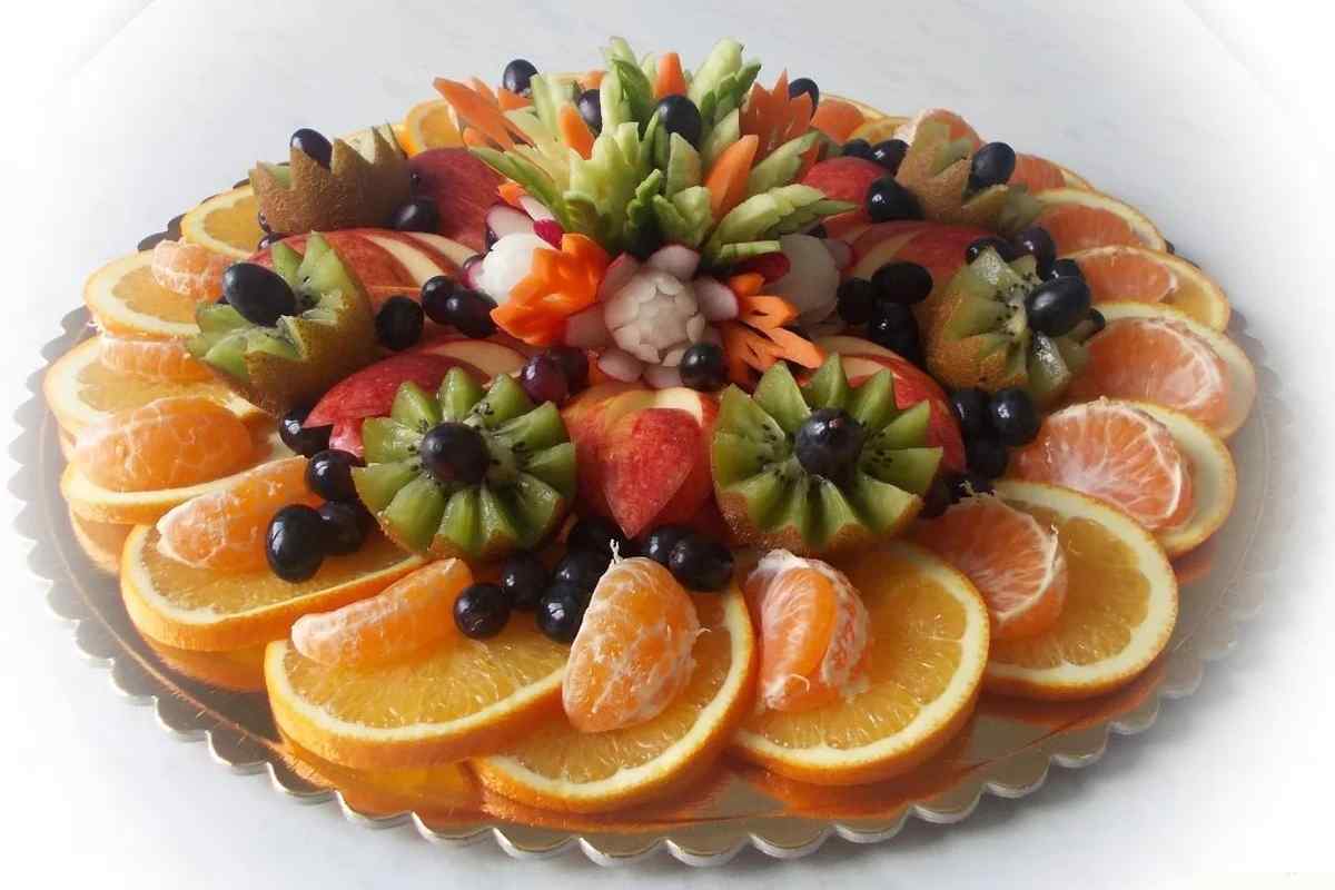Як прикрасити стіл фруктами