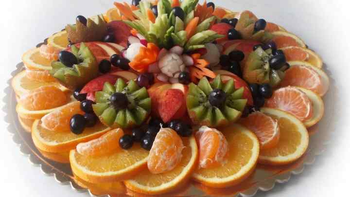 Як прикрасити стіл фруктами
