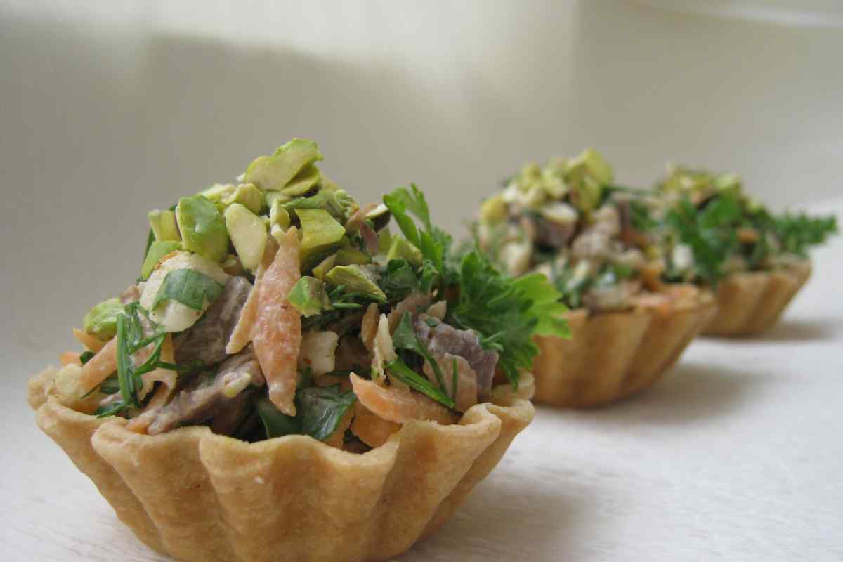 Пісочні кошики з м 'ясним салатом