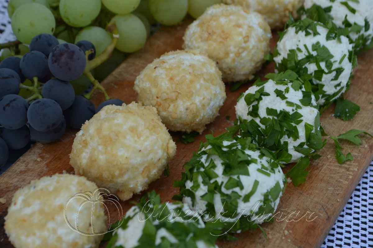 Закусочні кульки з блакитного сиру з виноградом