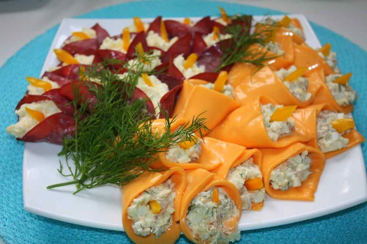 Для любителів пікантних закусок: сирні салати