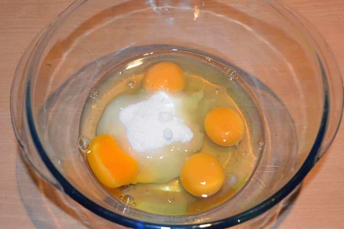 Як вибивати яєчні білки з цукром