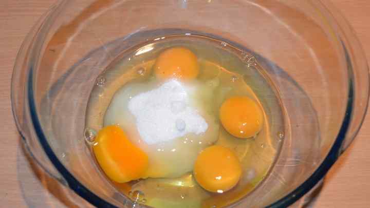 Як вибивати яєчні білки з цукром