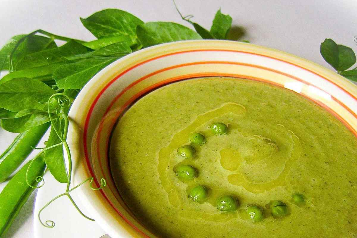 Зелений суп зі щавелю і крапиви