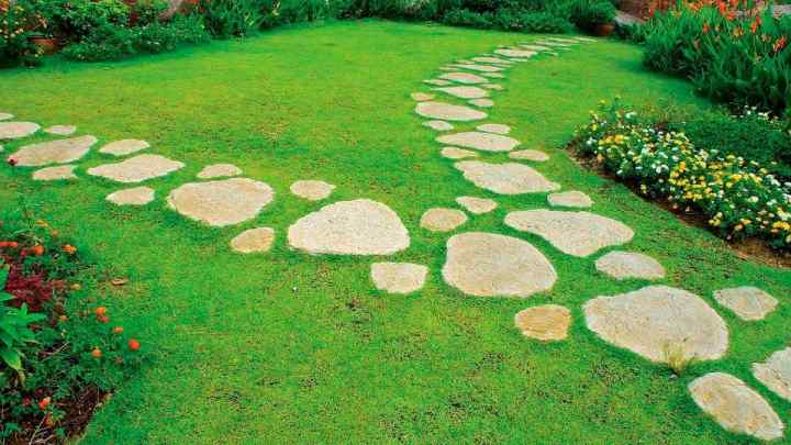 Як оздобити каменем садові доріжки