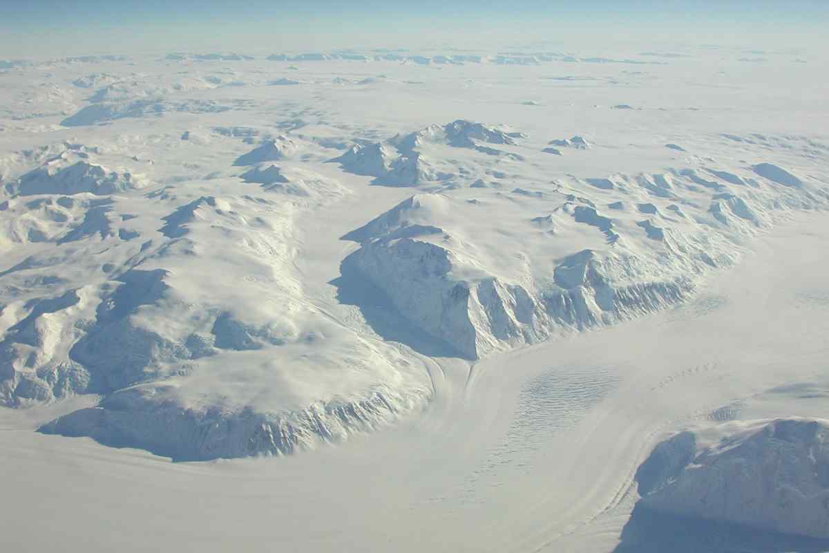 Чому Південний полюс холодніше Північного?