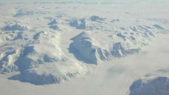 Чому Південний полюс холодніше Північного?