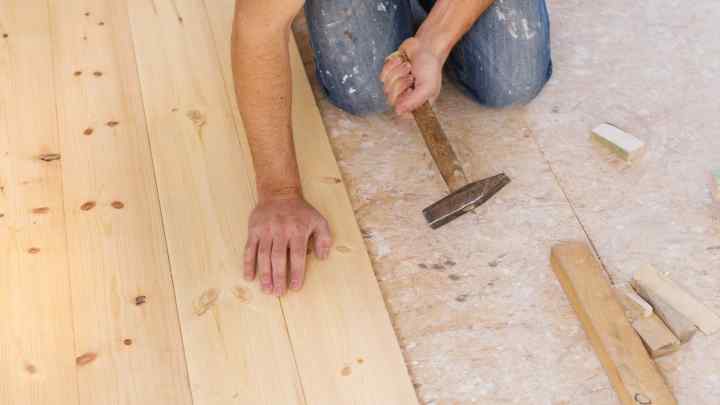 Як заробити щілини в дерев 'яних підлогах
