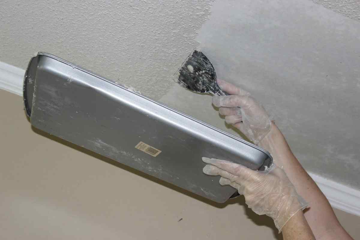 Як змити фарбу зі стелі