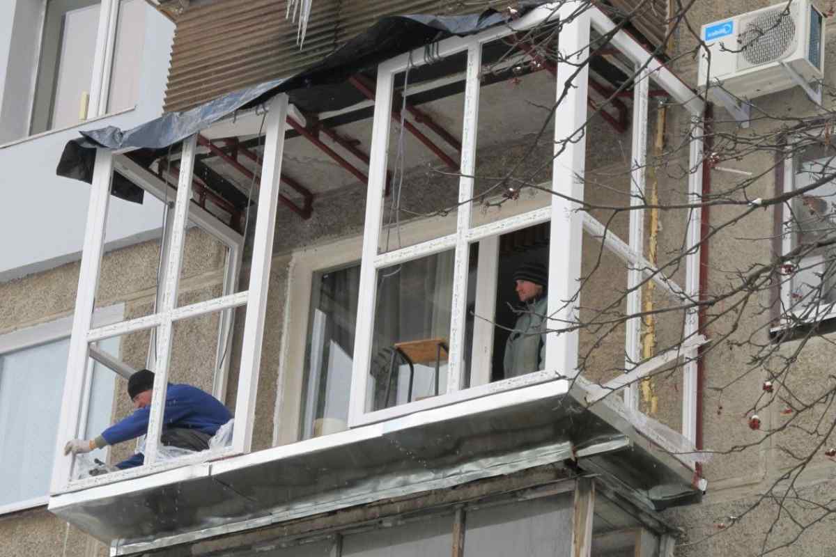 Як склити балкон