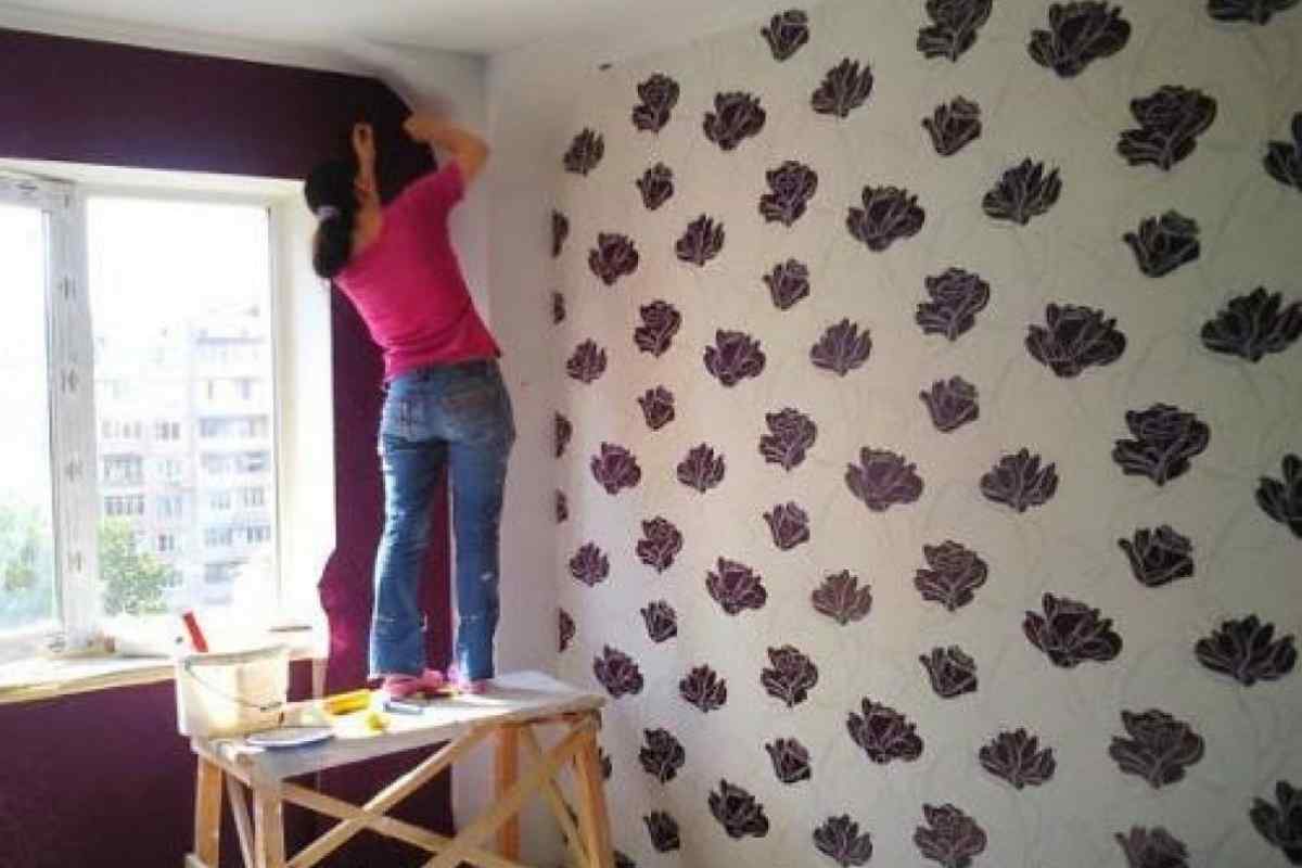 Як оклеїти стіни шпалерами