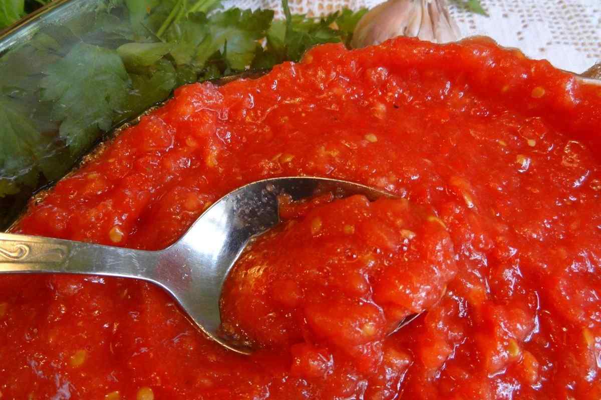 Як зробити аджику з помідорів