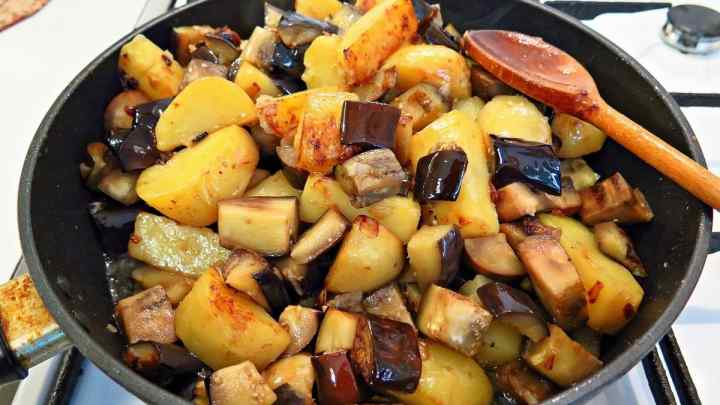 Як приготувати смажену картоплю з баклажанами