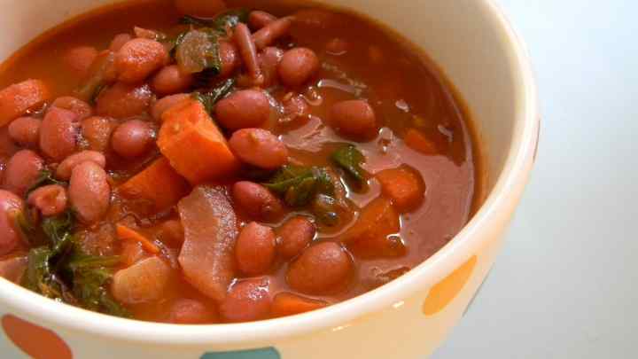 Як приготувати квасолевий суп з перловкою і томатним соусом