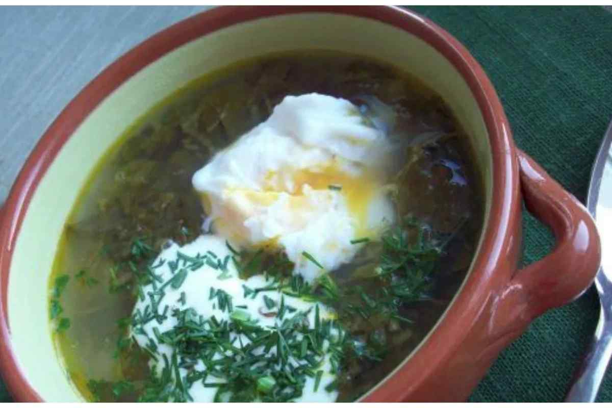 Щавелевий суп з яйцем-пашот