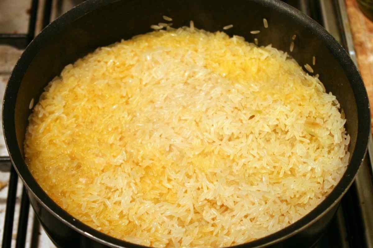 Почему рис в плове. Туркменский рис для плова. Рис разваривается. Плов из риса для каши. Слипшийся рис в плове.