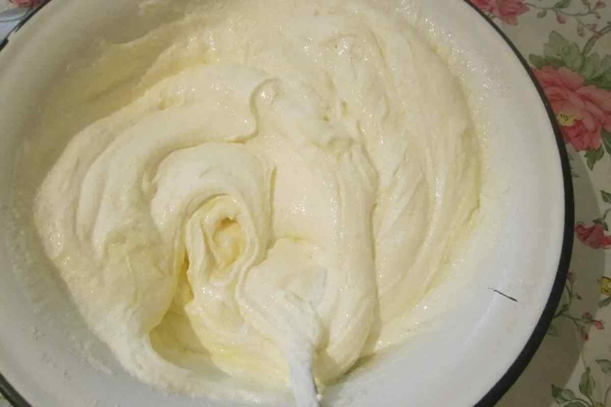 Рецепт крему для торта зі згущеного молока і сметани
