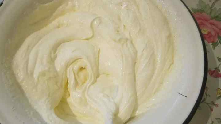 Рецепт крему для торта зі згущеного молока і сметани