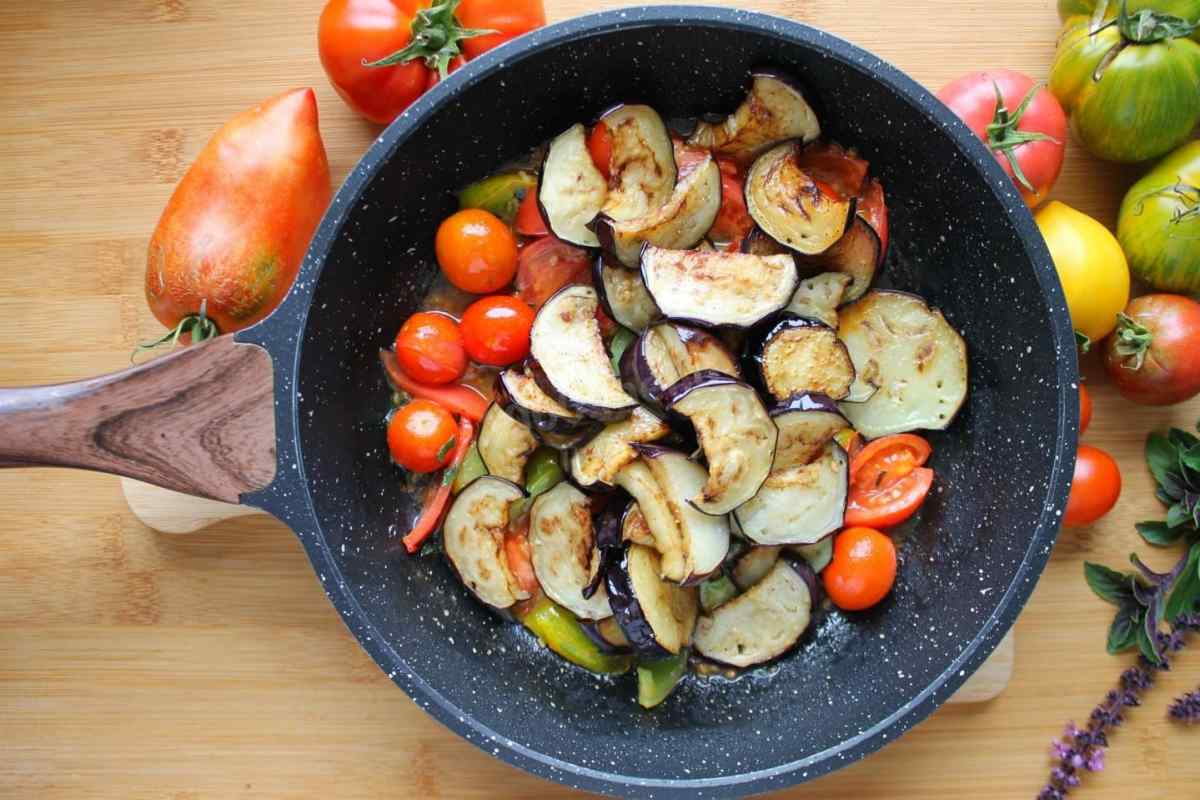 Як приготувати баклажани на сковороді з помідорами і часником