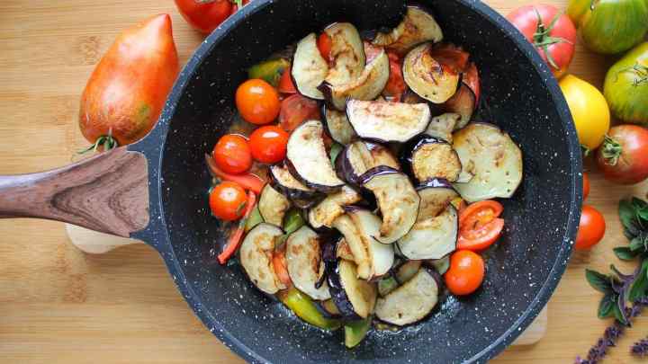 Як приготувати баклажани на сковороді з помідорами і часником