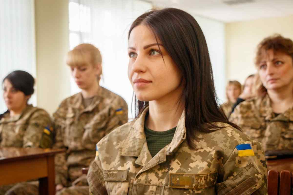 Що штовхає жінку служити або працювати на військовій частині