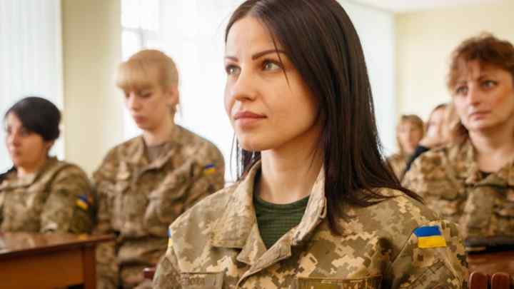 Що штовхає жінку служити або працювати на військовій частині