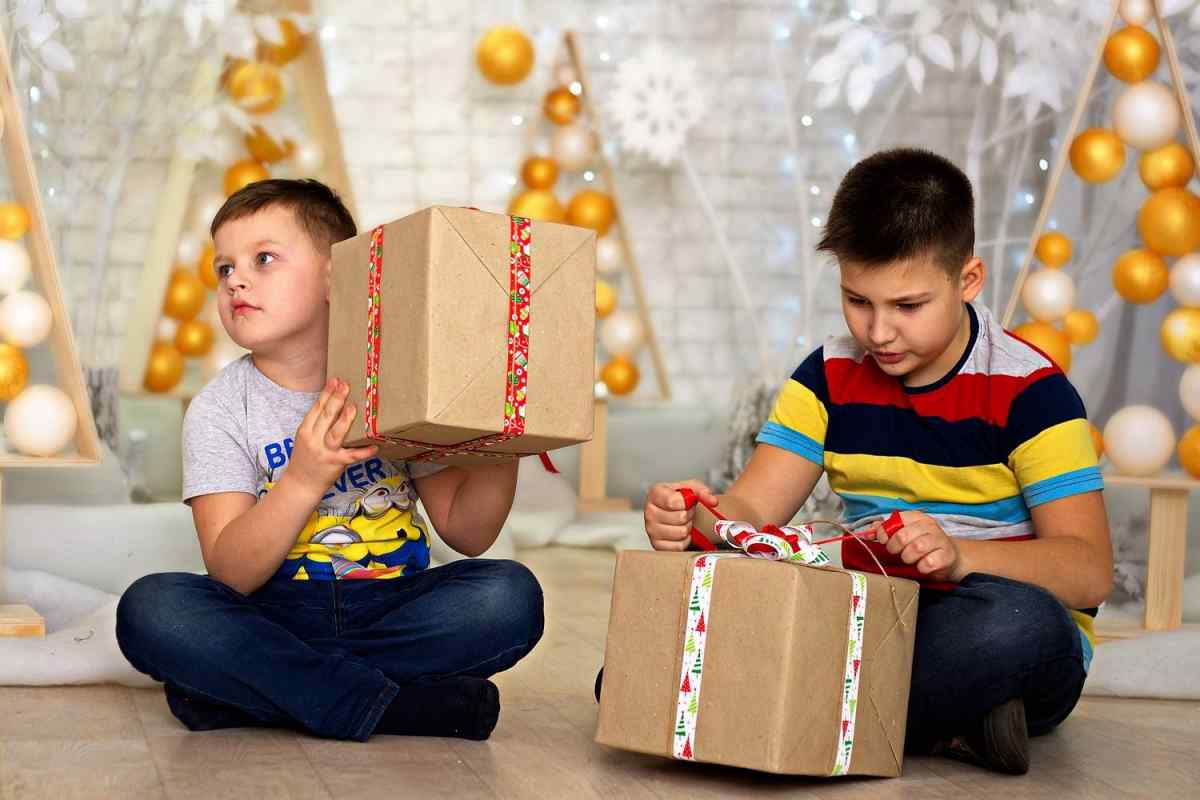 Як вибрати цікаві та корисні подарунки дітям