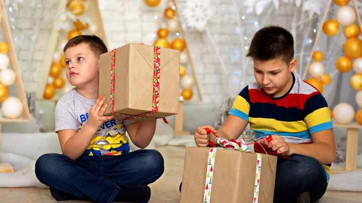 Як вибрати цікаві та корисні подарунки дітям