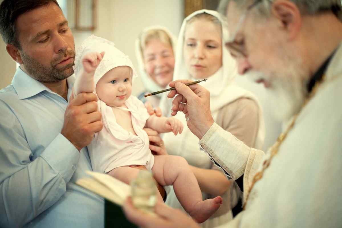 Як одягнути дитину на хрестини