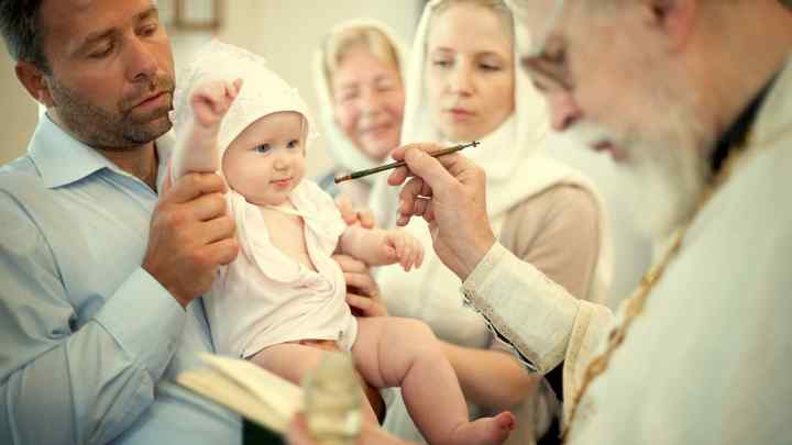 Як одягнути дитину на хрещення