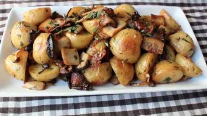 Як приготувати смажену картоплю з грибами