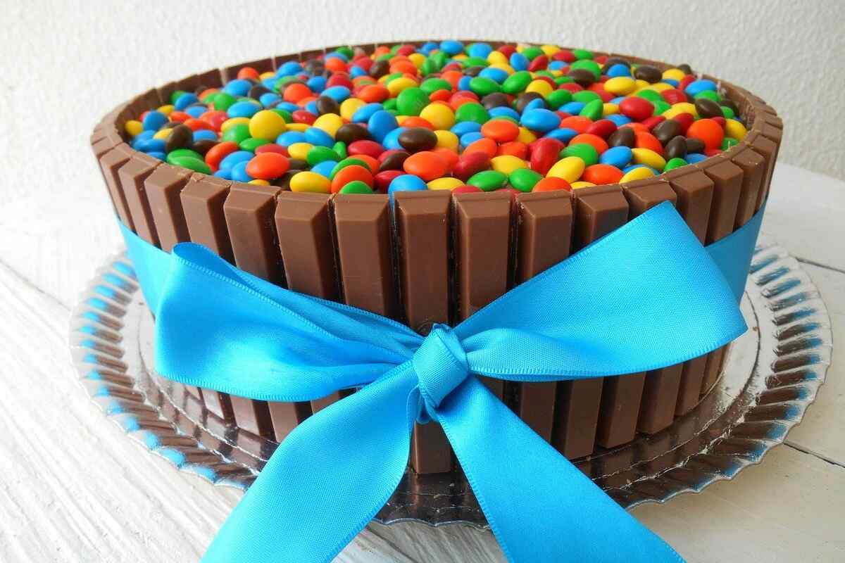 Як прикрасити торт до дня народження дитини