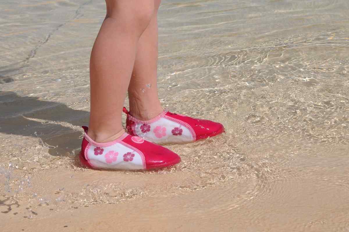 Яке взуття вибрати дітям на пляж