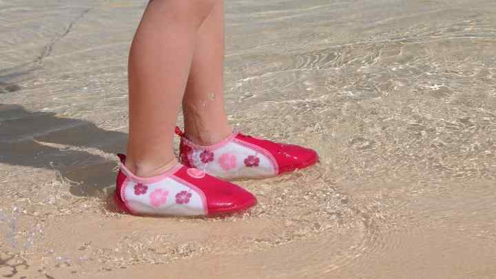 Яке взуття вибрати дітям на пляж