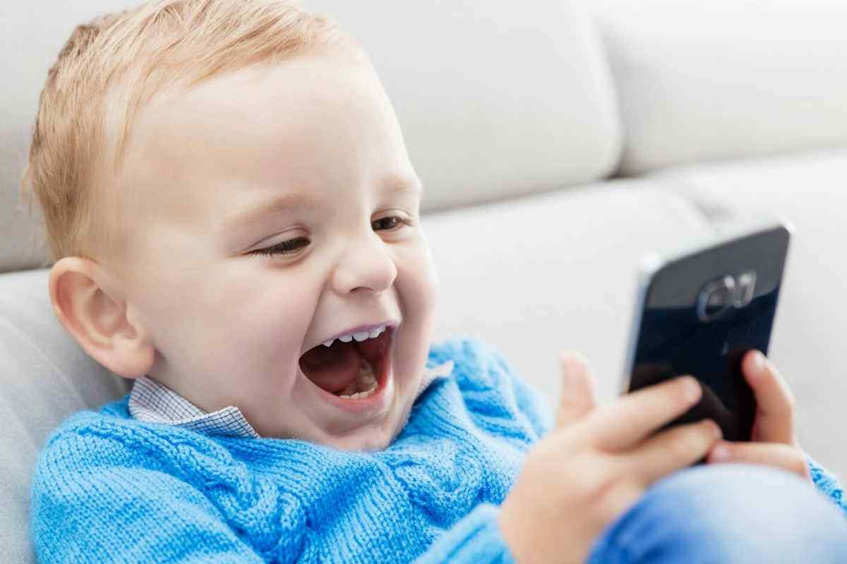 Який телефон купити дитині: думка батьків