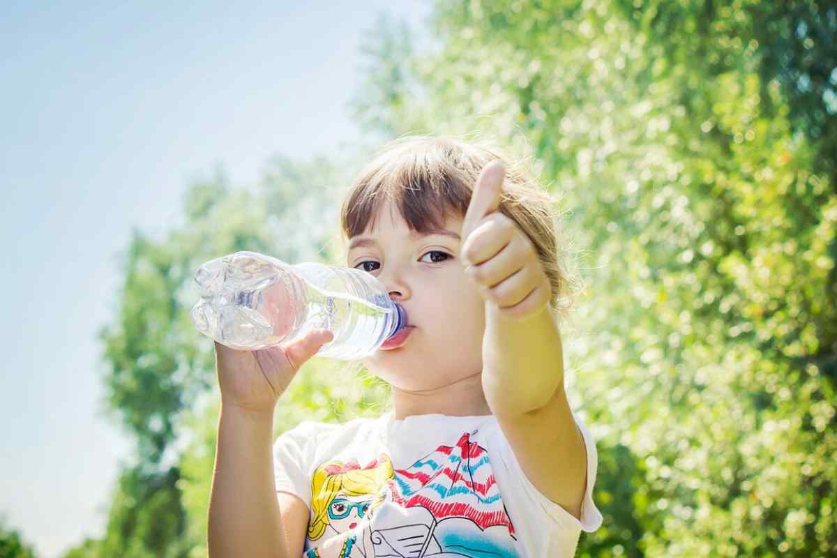 Як змусити дитину пити воду