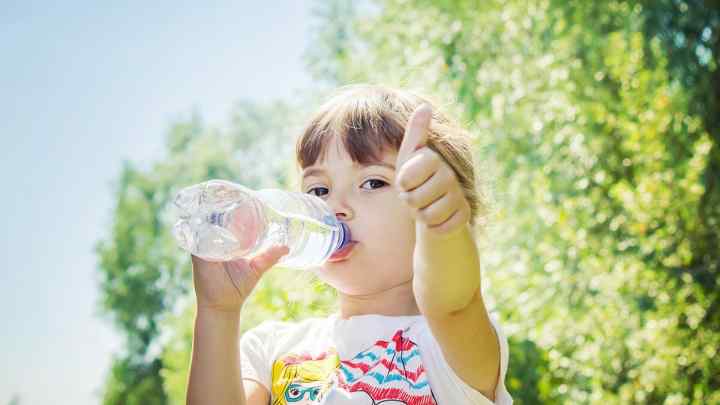 Як змусити дитину пити воду