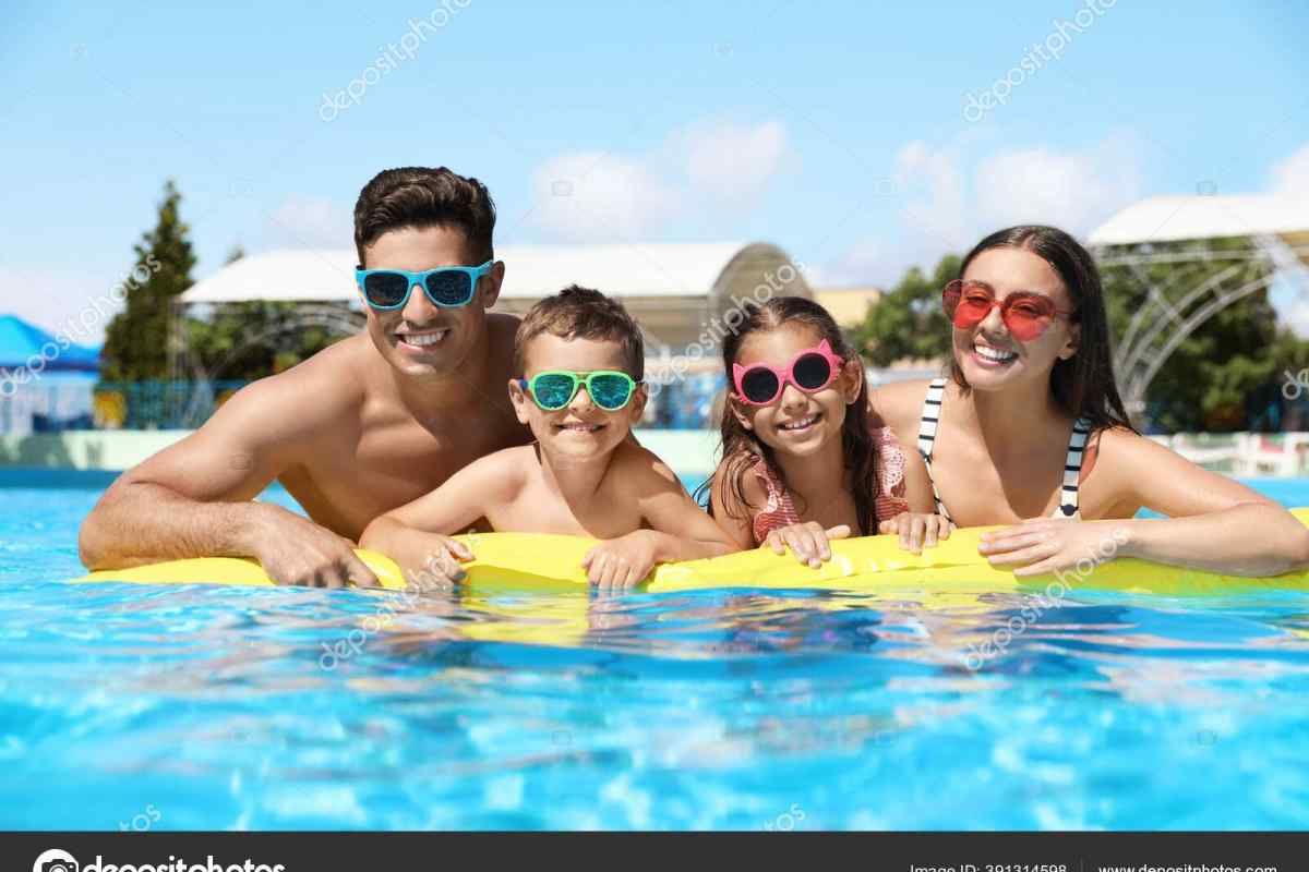 Як відпочити в басейні сім 'єю