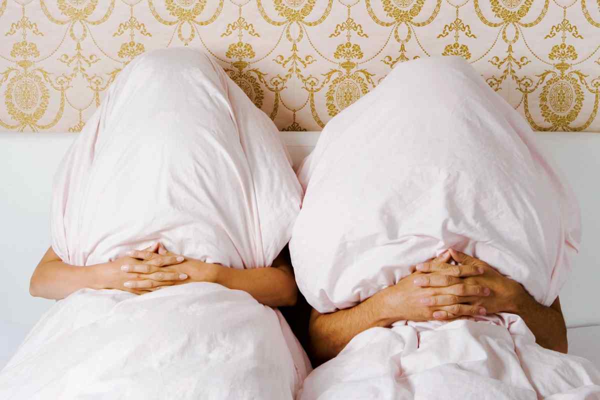 Чому чоловік і дружина сплять під різними ковдрами