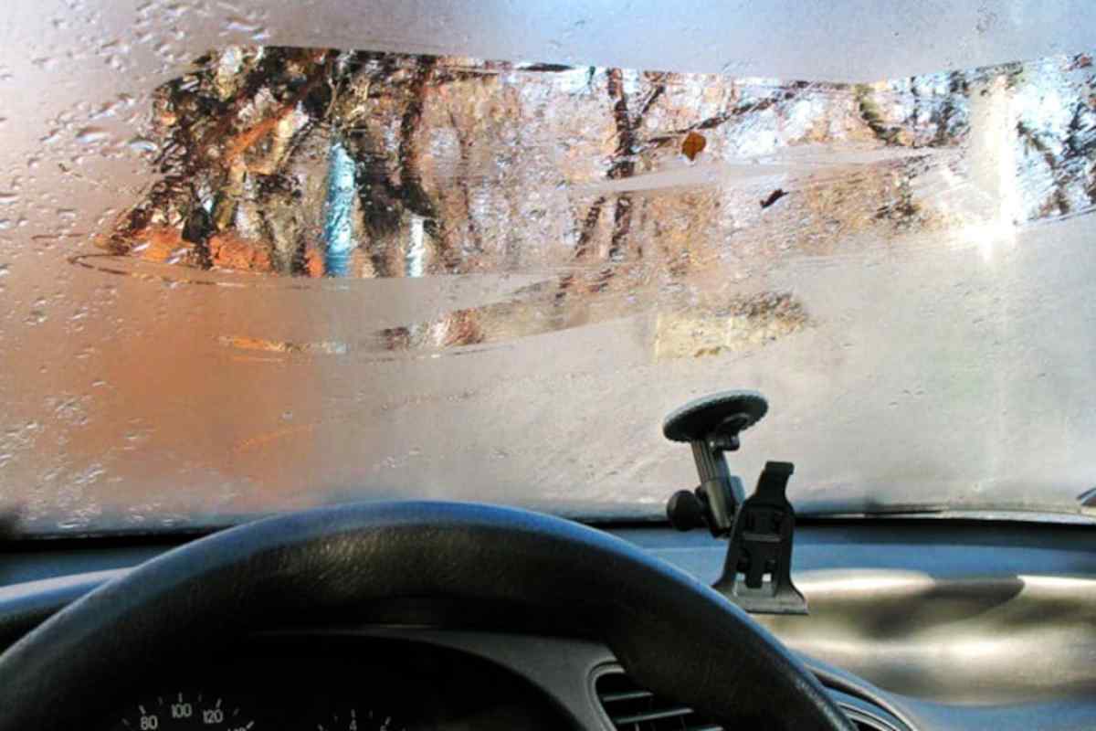 5 практичних порад, які впораються із запотіванням скла в автомобілі