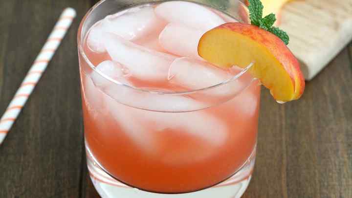 Як приготувати лимонно-персиковий коктейль
